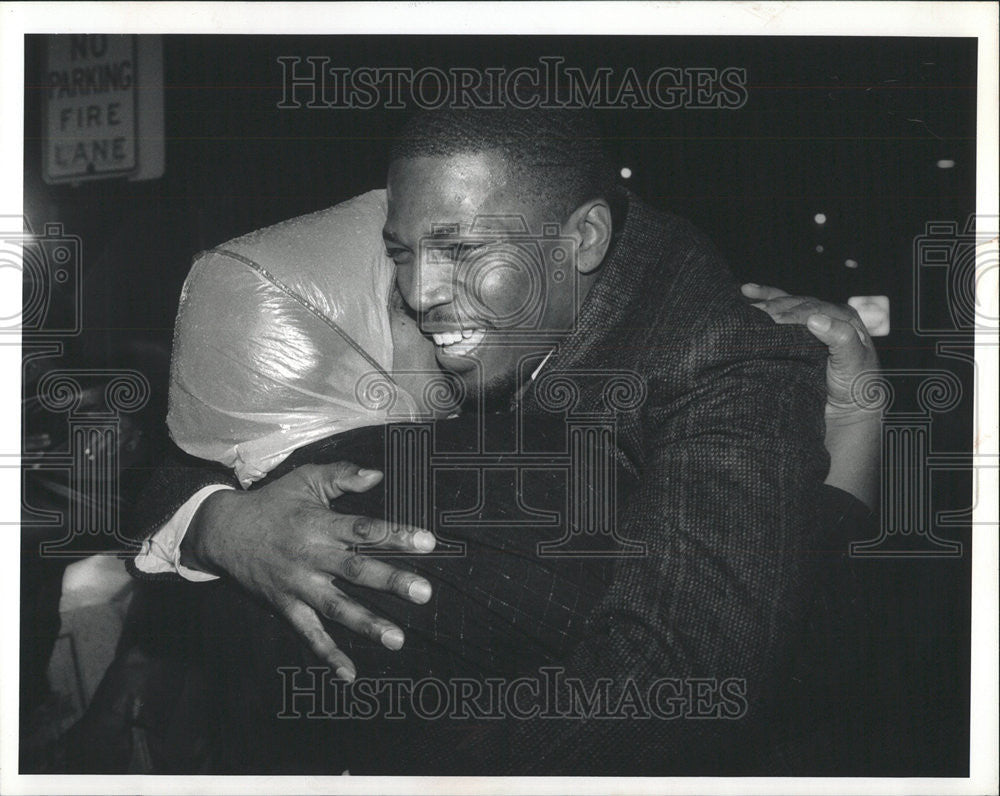 1989 Press Photo Robert Brown hugs wife Evelyn Cook County Jail free Man - Historic Images