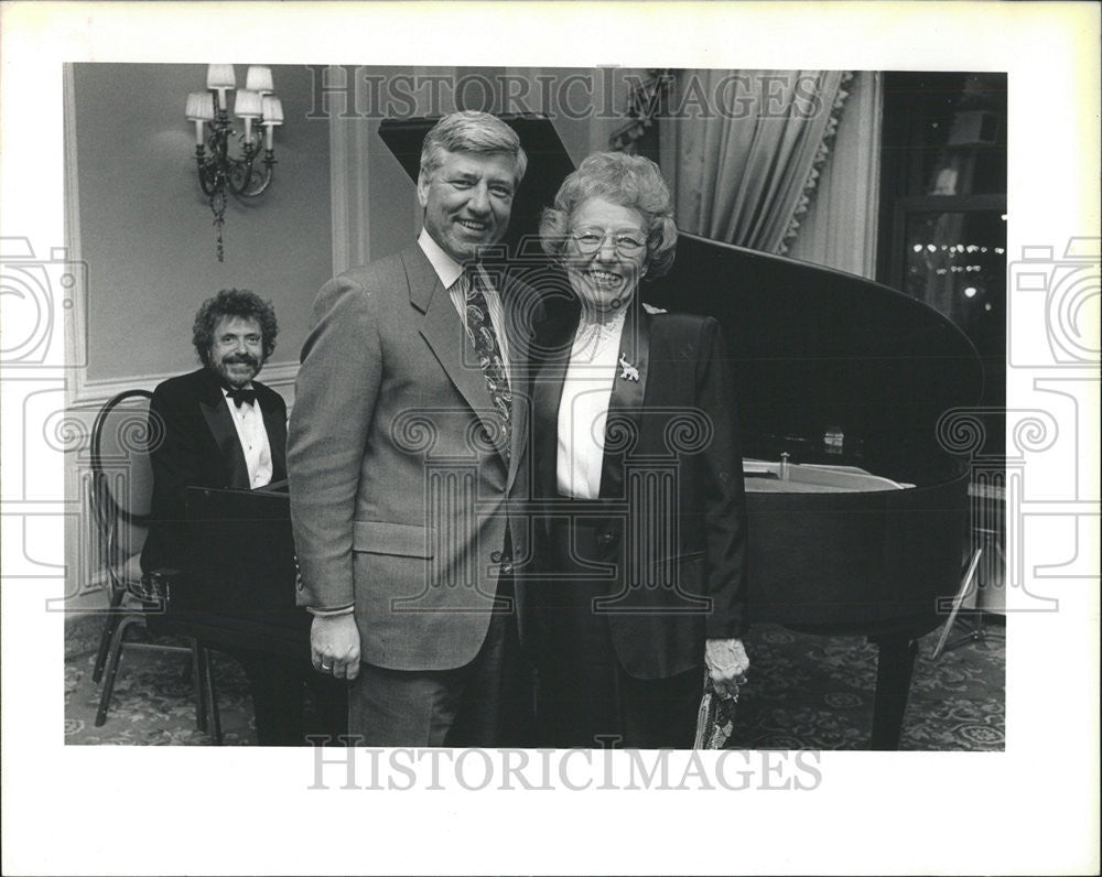 1993 Press Photo Bell president Richard Brown Stanley Paul Epilepsy Winnifred - Historic Images