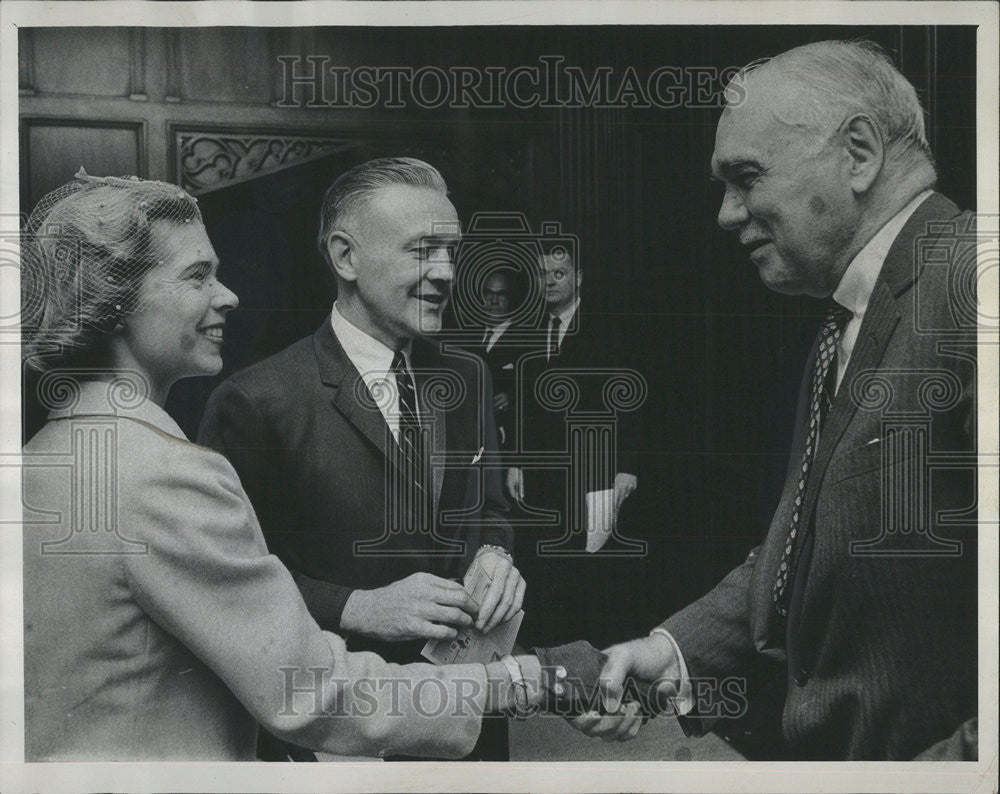 1967 Press Photo Mr. and Mrs. R. Harper Brown at Container Corp. meeting - Historic Images