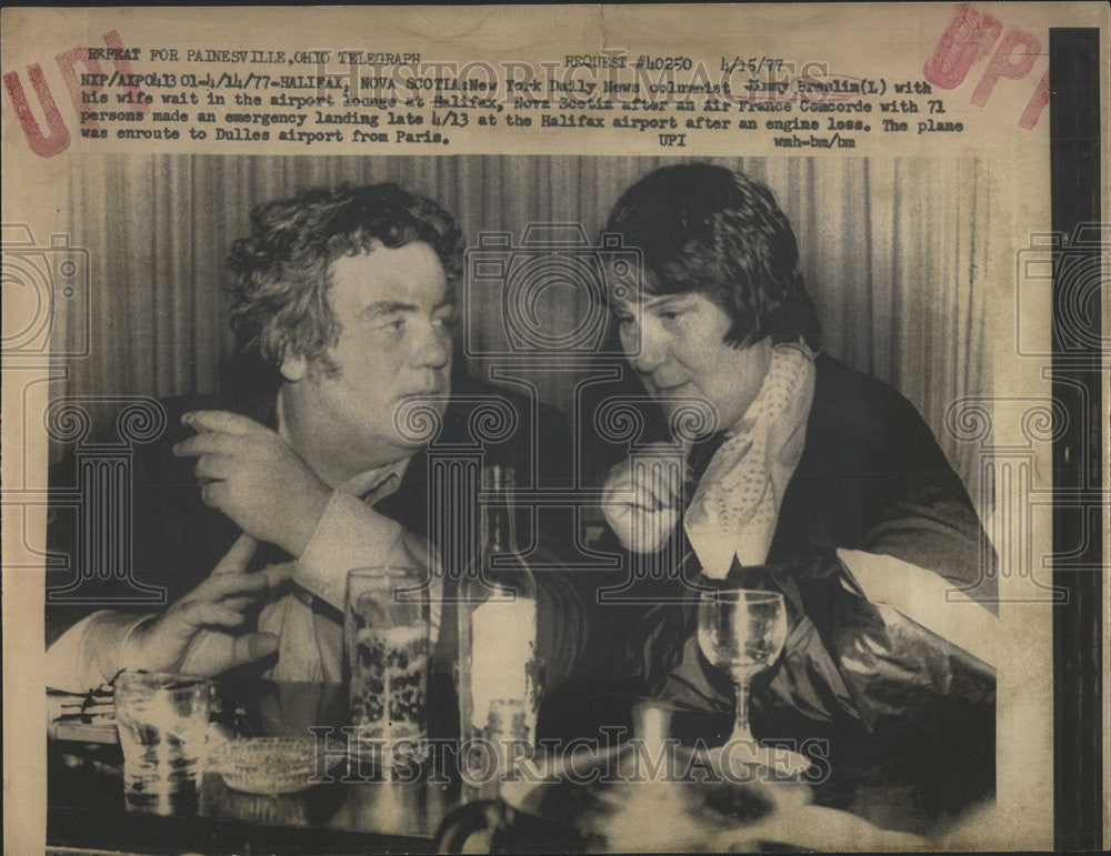 1977 Press Photo New York Columnist Jimmy Breslin wife Airport lounge Halifax - Historic Images