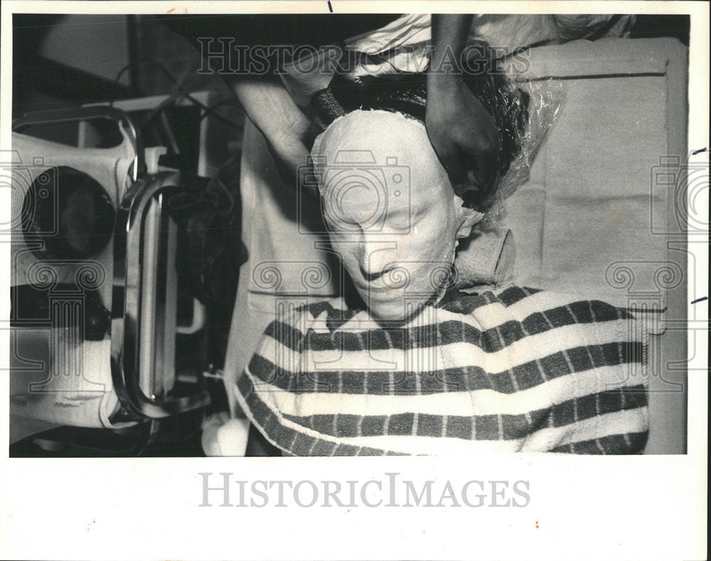 1986 Press Photo Deborah Brice Facial Plaster Artist - Historic Images