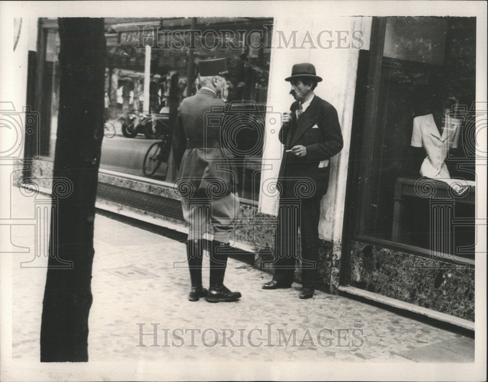 1940 Press Photo Son of the Late French Statesman Chats with French General - Historic Images