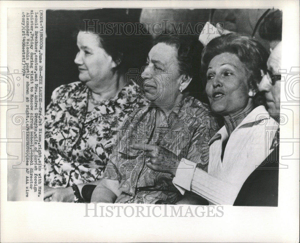 1974 Press Photo Mrs Leonid Brezhnev Mrs Andrei Gromyko Minister Pat Nixon Wife - Historic Images