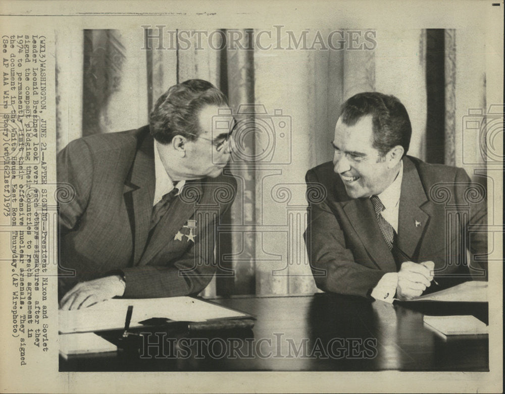 1973 Press Photo President Nixon/Soviet Leader Leonid Brezhnev Sign Agreement - Historic Images