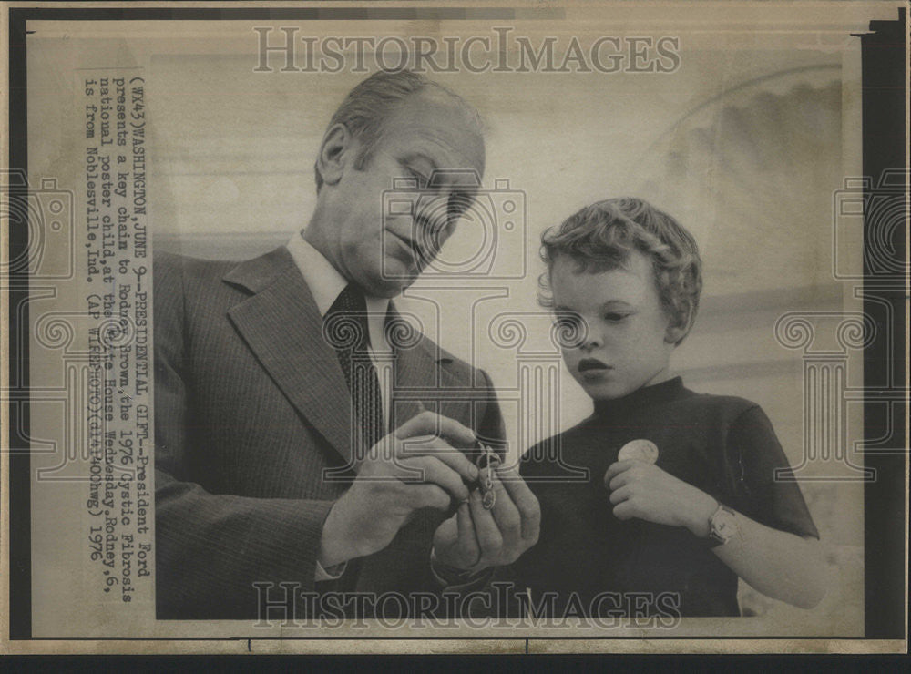 1976 Press Photo Presidential Gift Ford Presents key Chain Rodney Brown Cystic - Historic Images