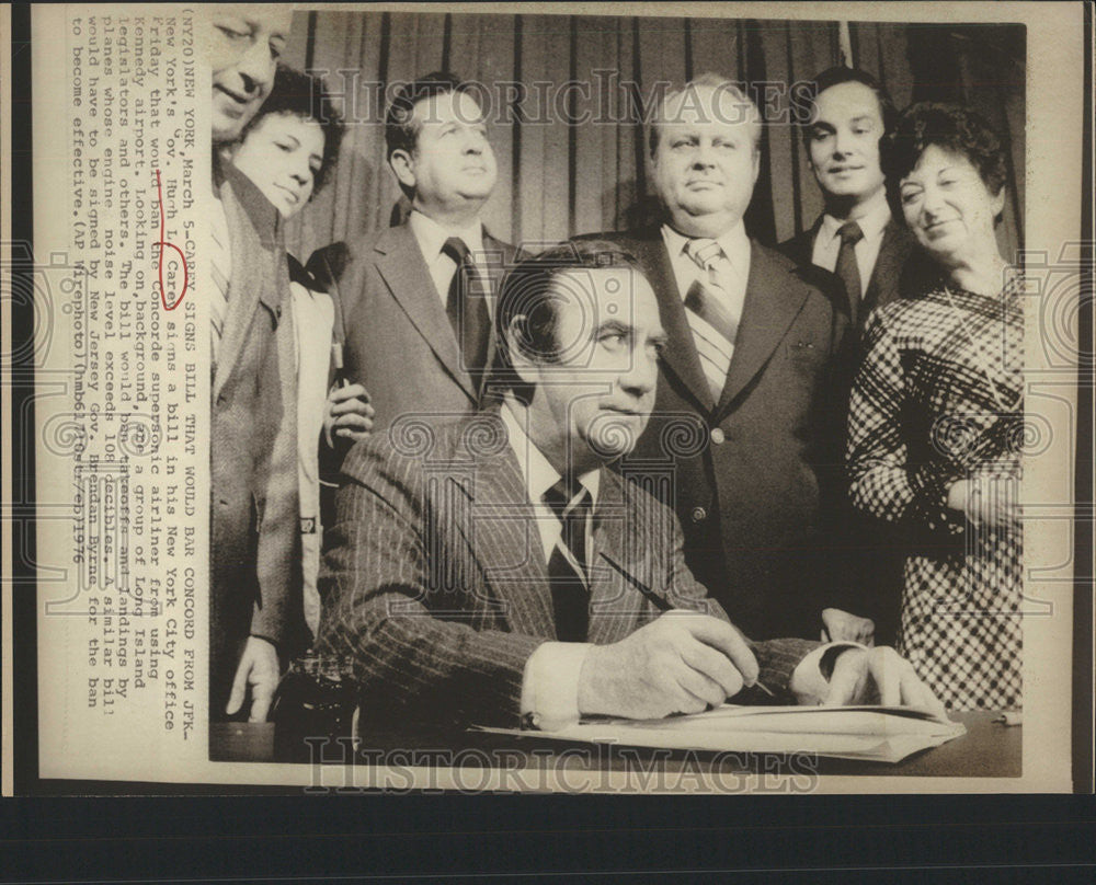 1976 Press Photo New York Governor Hugh Carey Signs Bill - Historic Images