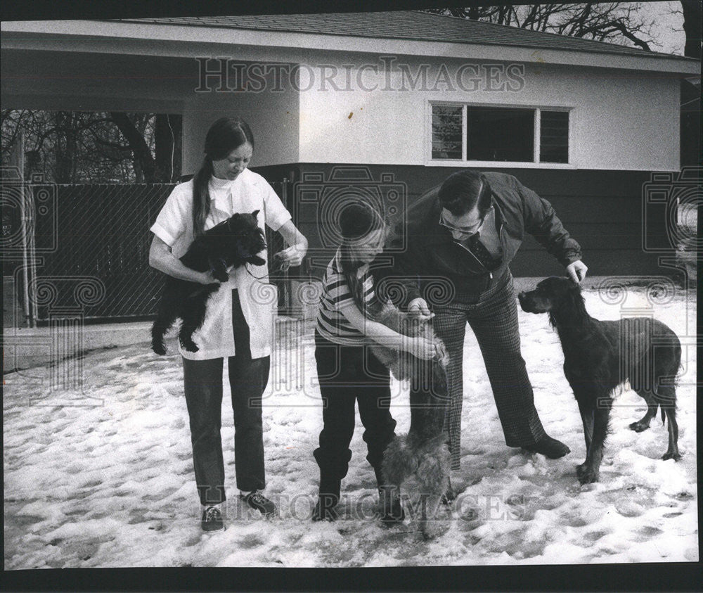 1974 Press Photo Terrence Carden wife Marion daughter Andrea dog Back Yard - Historic Images