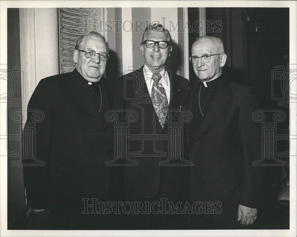 1973 Press Photo Archbishop John Lady Walter Bischoff Potentate Medical Temple - Historic Images