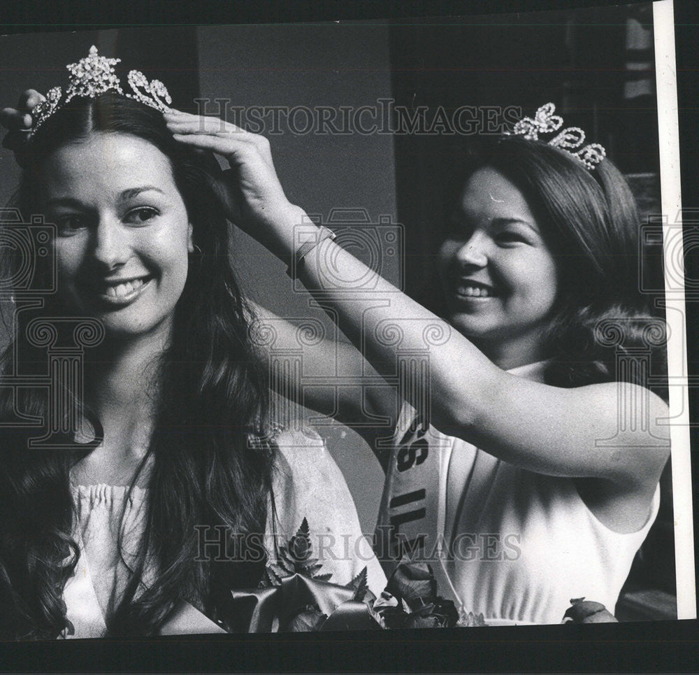 1973 Press Photo Elaine Caras &amp; Cindy Phillip, Miss Illinois Teen Agers &#39;72, &#39;73 - Historic Images