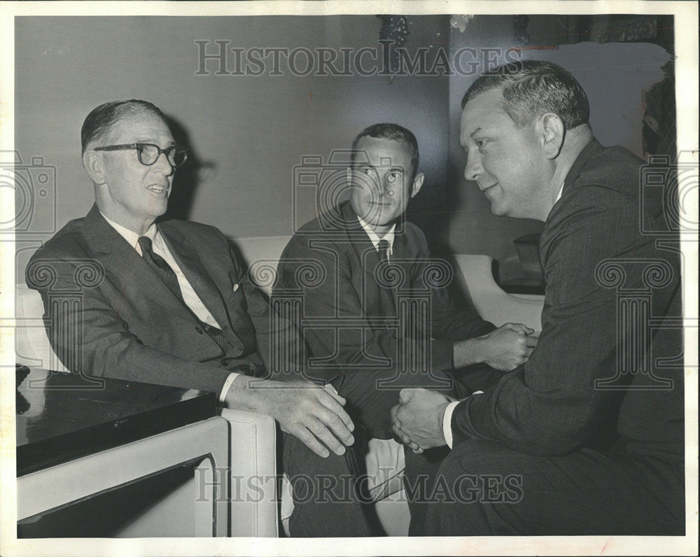 1965 Press Photo Holland Capper Tom Costello Vice President Sales Rival Pet Food - Historic Images