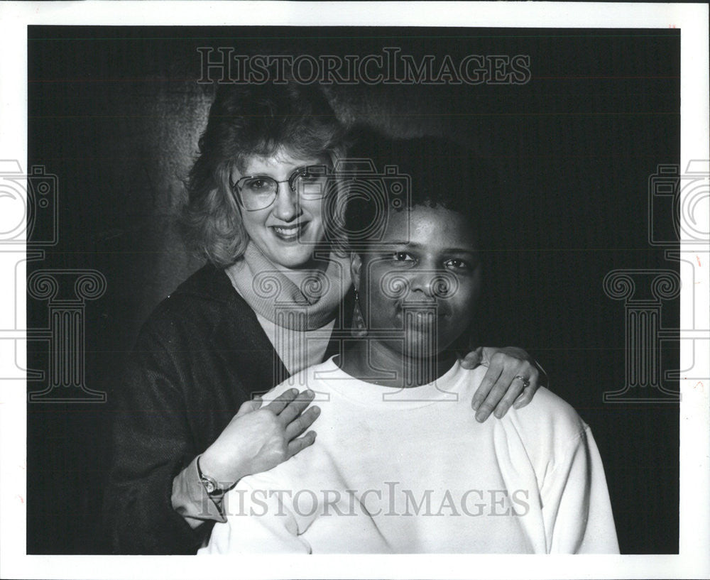 1992 Press Photo Karin Grimes &amp; Cheryl Capps Host Weekly Meetings On Race - Historic Images