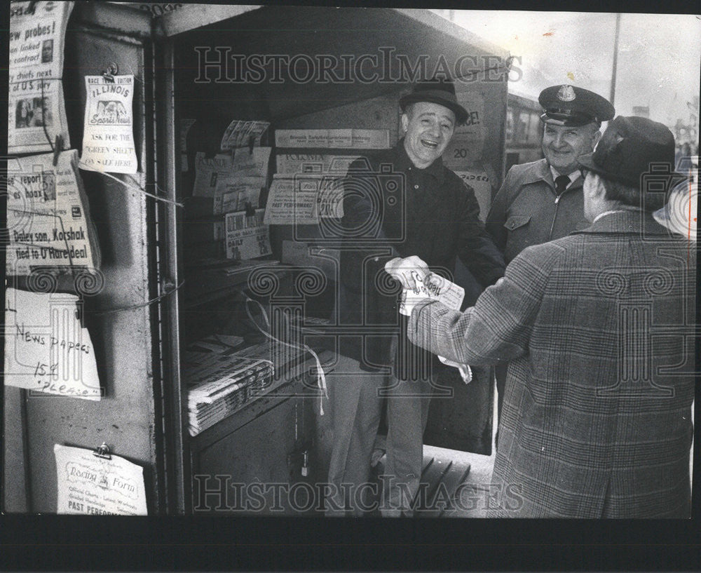 1974 Press Photo Charley Capola Newspaper Vendor Ray Balce Mailman - Historic Images