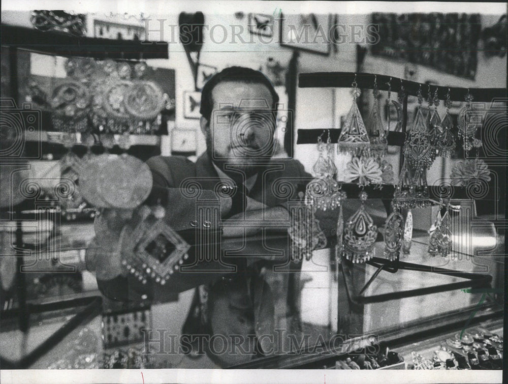 1969 Press Photo Harvey Caplin Unique Store Owner - Historic Images