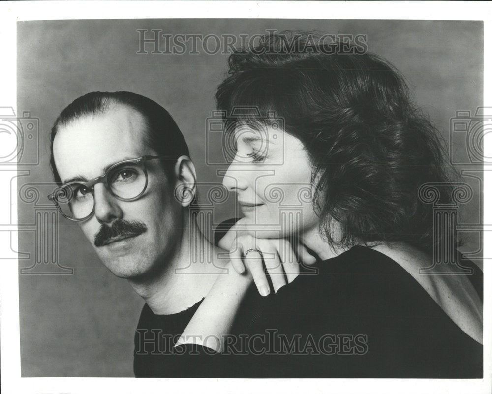 1990 Press Photo Craig Carnelia &amp; Wife Maureen Silliman In Pictures In The Hall - Historic Images