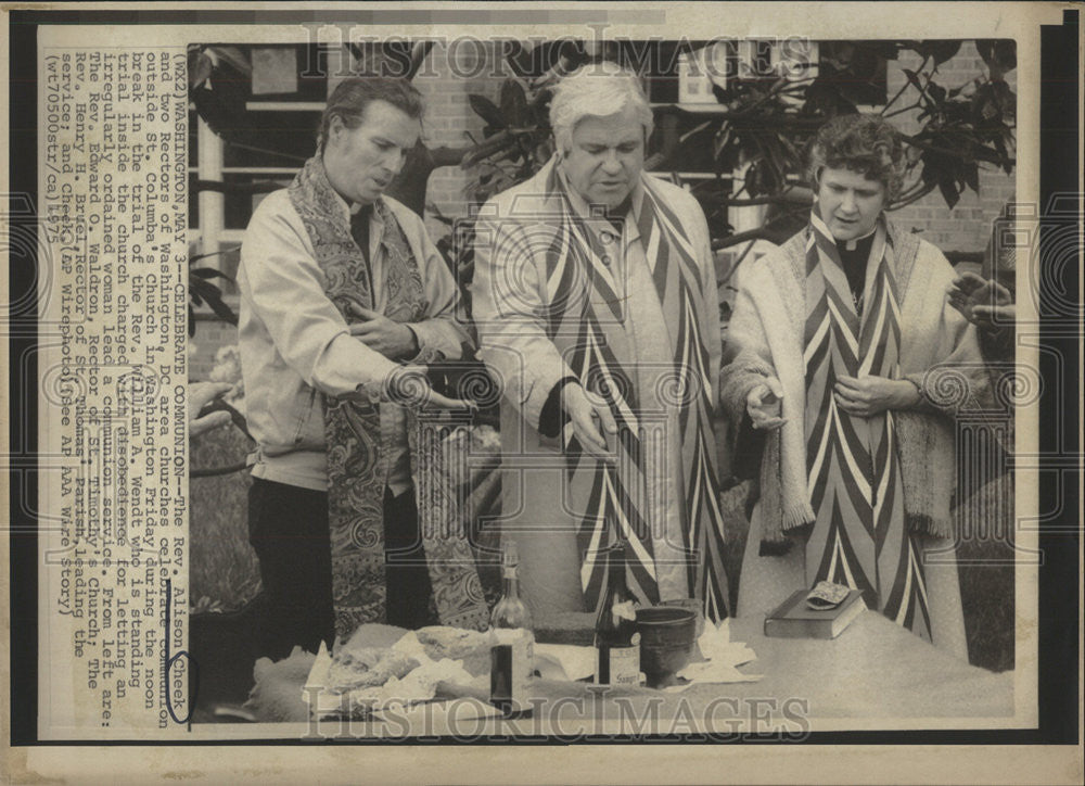 1975 Press Photo Rev. Alison Cheek Celebrates Communion - Historic Images