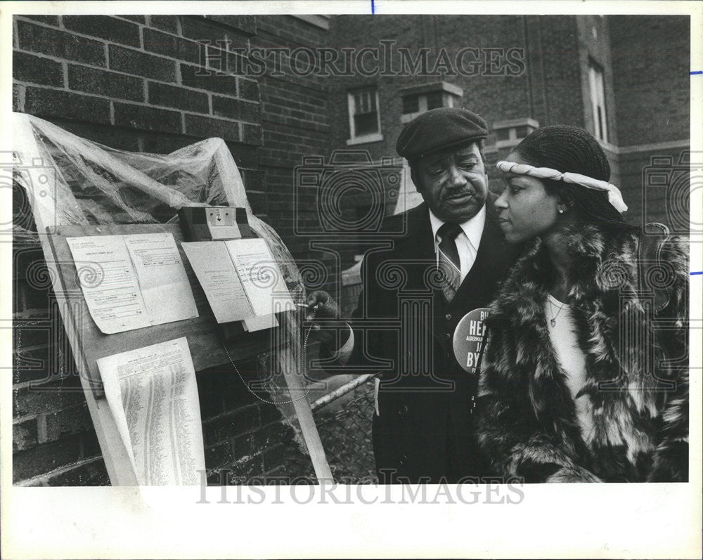 1983 Press Photo Albert D. Chessner Demonstrates Voting Technique - Historic Images