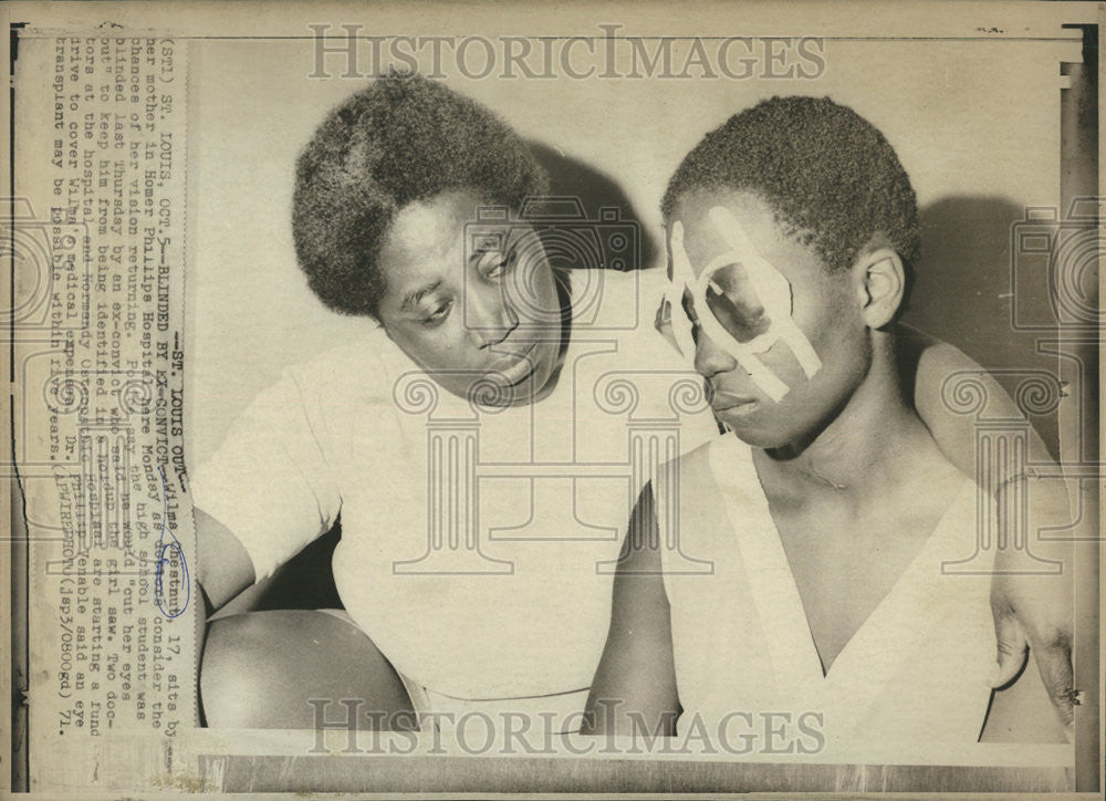 1971 Press Photo Wilma Chestnut Sits By Her Mother In Homer Phillips Hospital - Historic Images