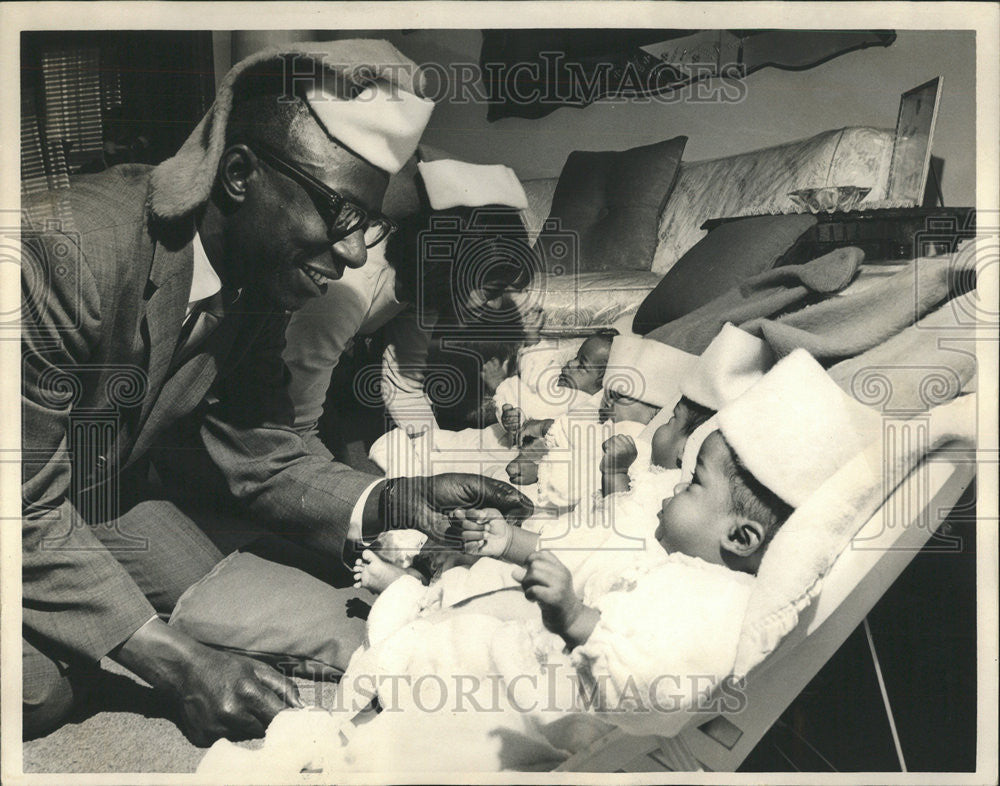 Press Photo Alderman Charles Chew And Mrs. Harris With Quadruplets - Historic Images