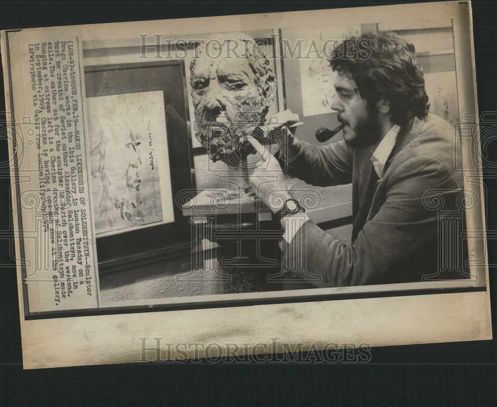 1974 Press Photo Drago Cherina Ibis Gallery London Alexander Solzhenitsyn Bust - Historic Images