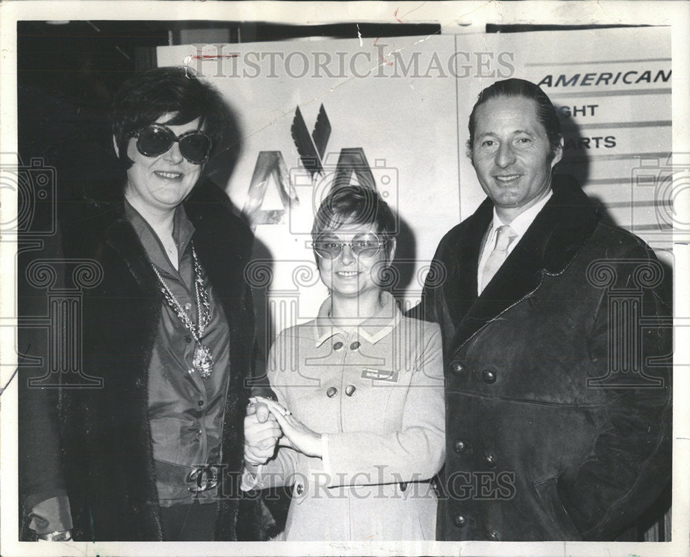 1972 Press Photo Lord &amp; Lady Paramount Greeted In Chicago By Ruth Warren - Historic Images