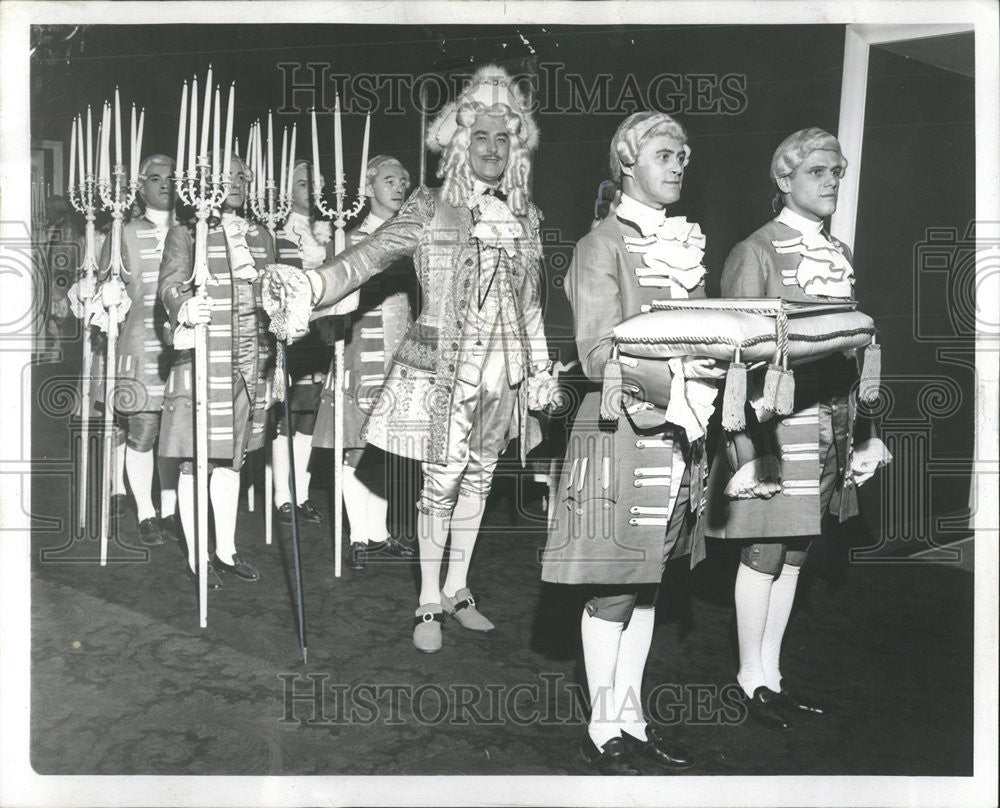 1958 Press Photo Actor Brian Aherne, As Beau Nash, Enters New Guildhall - Historic Images