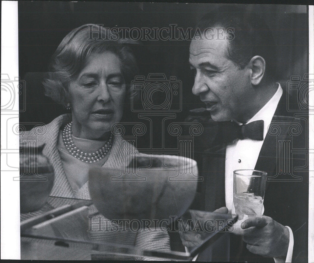 1967 Press Photo Stern Jahangir Amuzegar Ambassador Admire Ancient Pieces Museum - Historic Images