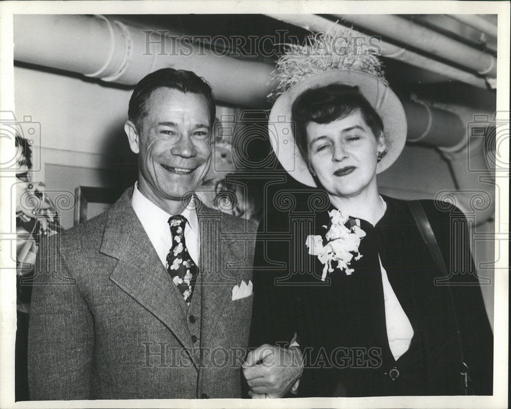 1946 Press Photo Joe E. Brown, Star, And Mary Coyle Chase, Pulitzer Prize Author - Historic Images