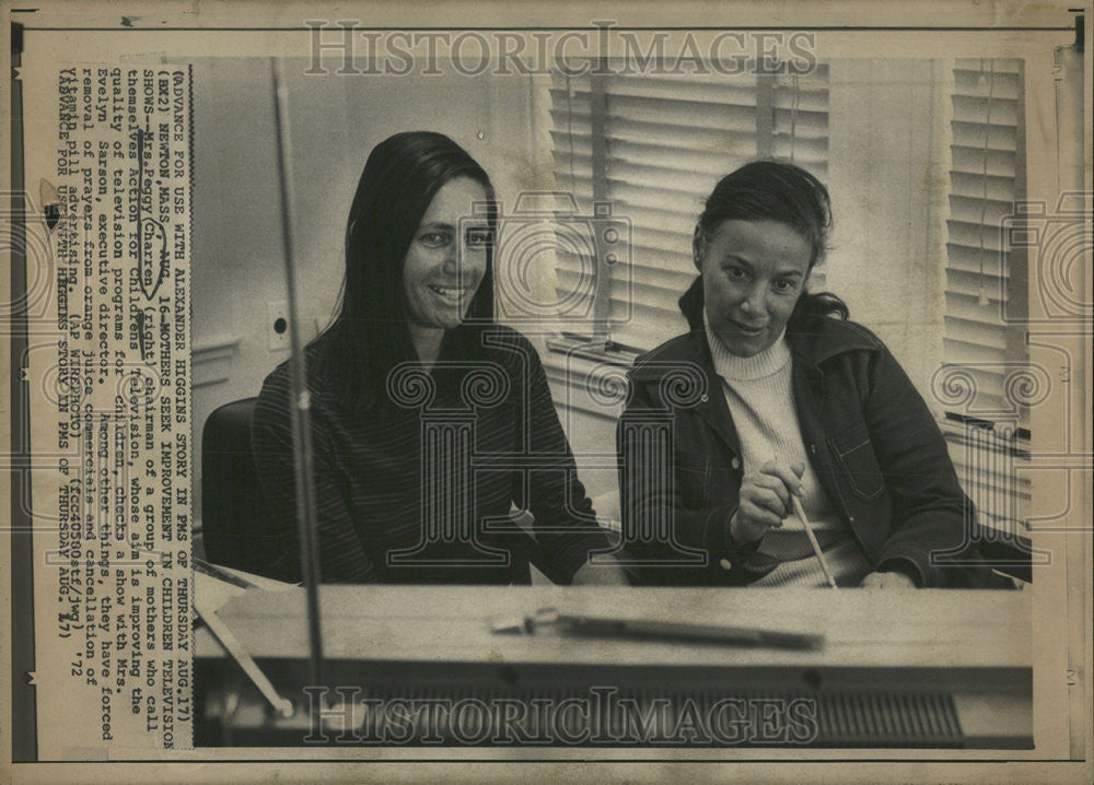 1972 Press Photo Mrs Charren Chairman Checks A Show With Mrs Sarson Director - Historic Images