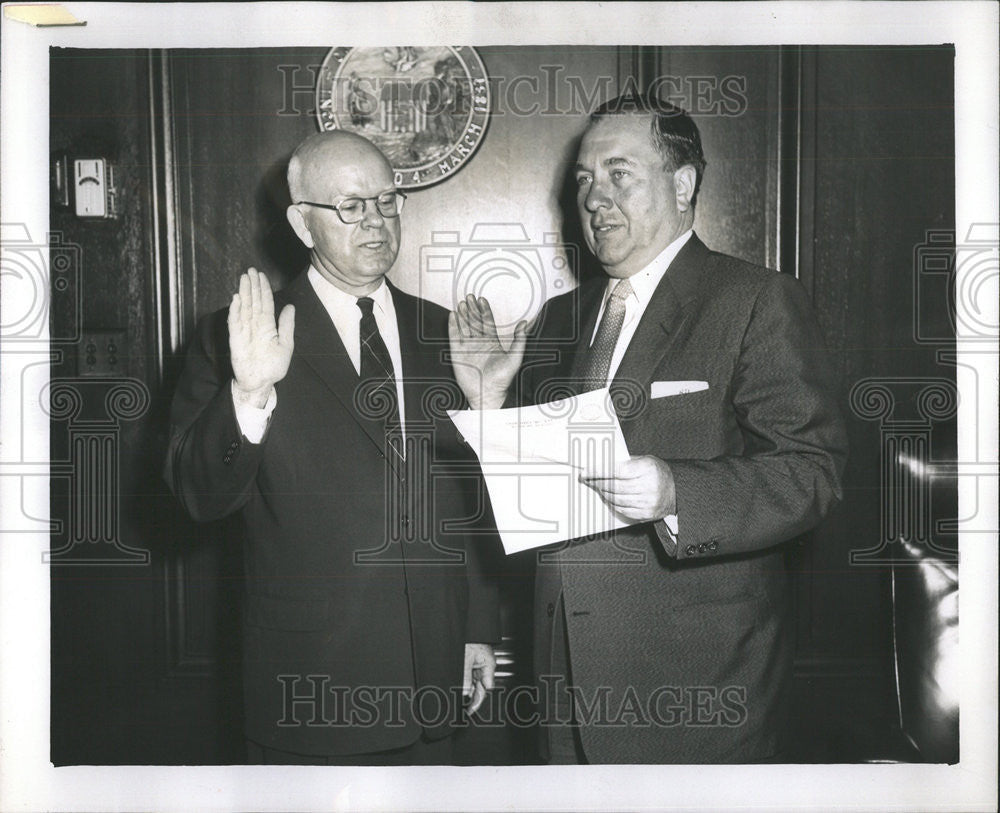 1955 Press Photo Carl Chaiters With Mayor Daley At City Hall - Historic Images