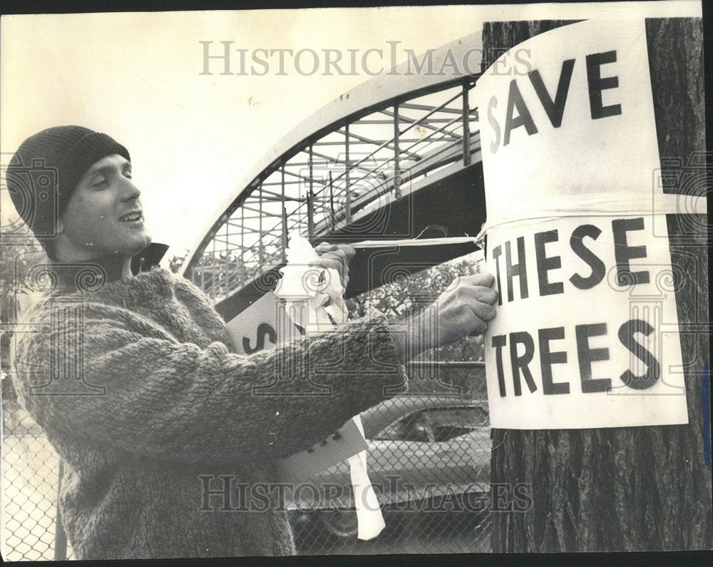 1965 Press Photo Stuart Chase Ties A Sign Around A Tree - Historic Images