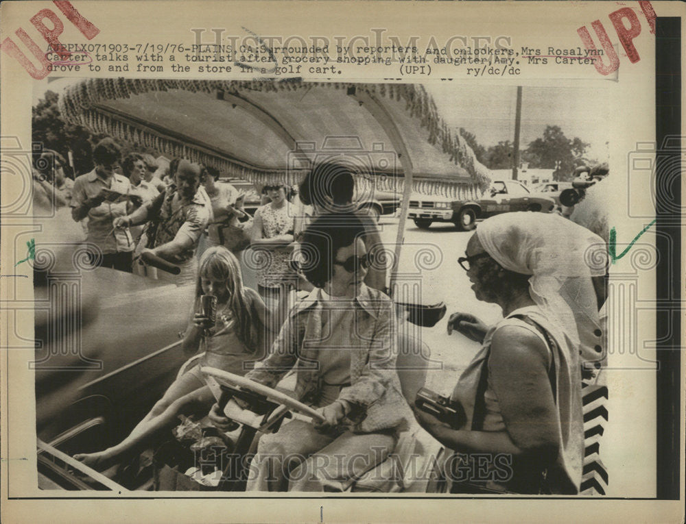 1976 Press Photo Rosalynn Carter Plains Georgia Grocery Store Tourist Vacation - Historic Images