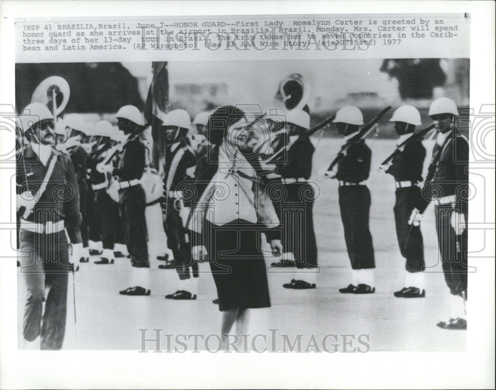 1977 Press Photo First Lady Rosalynn Carter Is Greeted By An Honor Guard - Historic Images