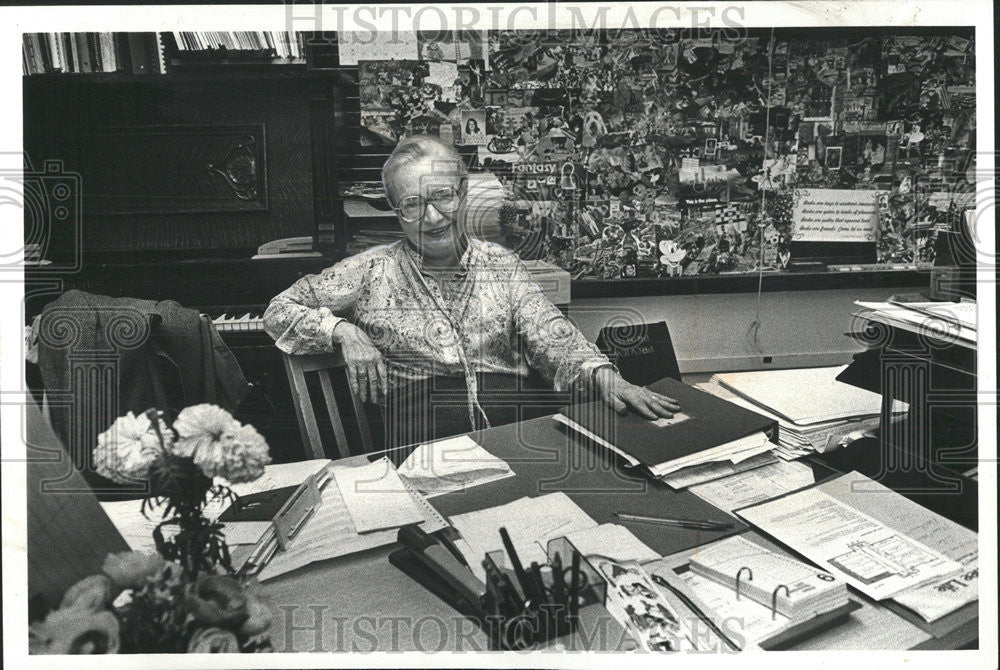 1979 Press Photo Superteacher Jean Duke Sits At Desk In Daniel Boone School - Historic Images