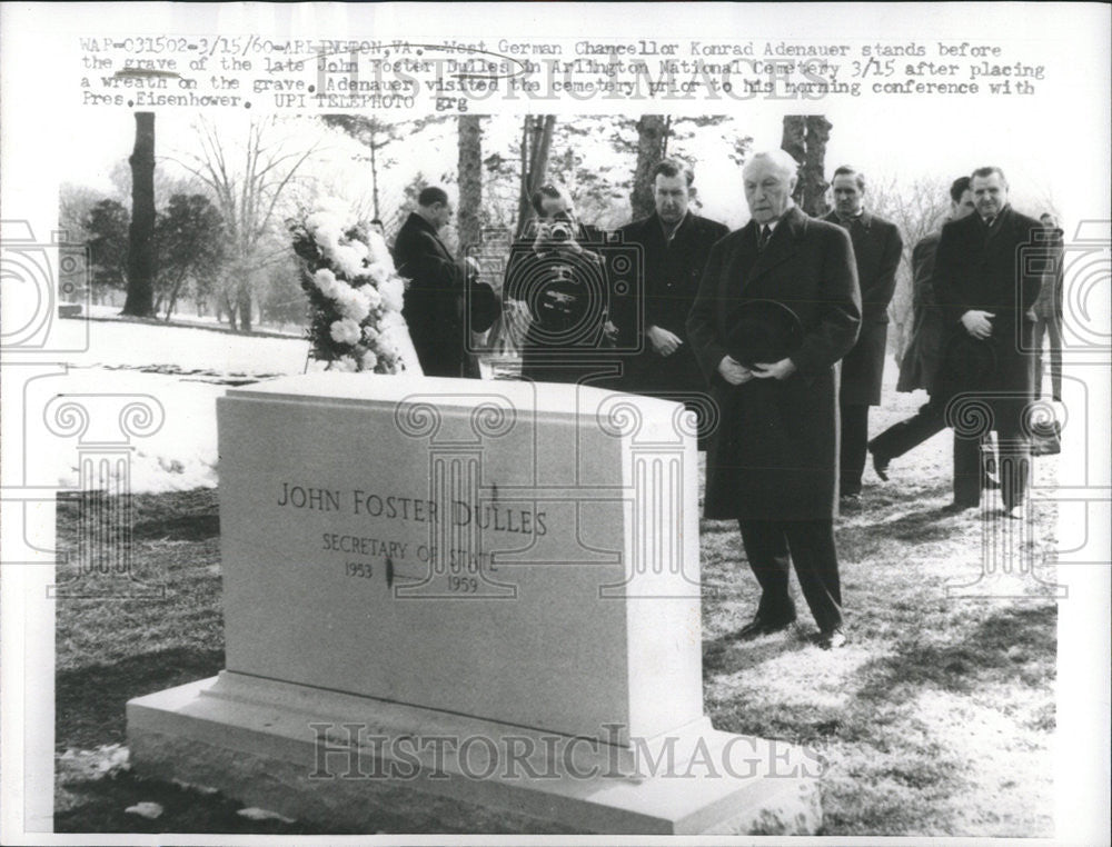 1960 Press Photo West German Chancellor Konrad Adenauer Stands Before Grave - Historic Images