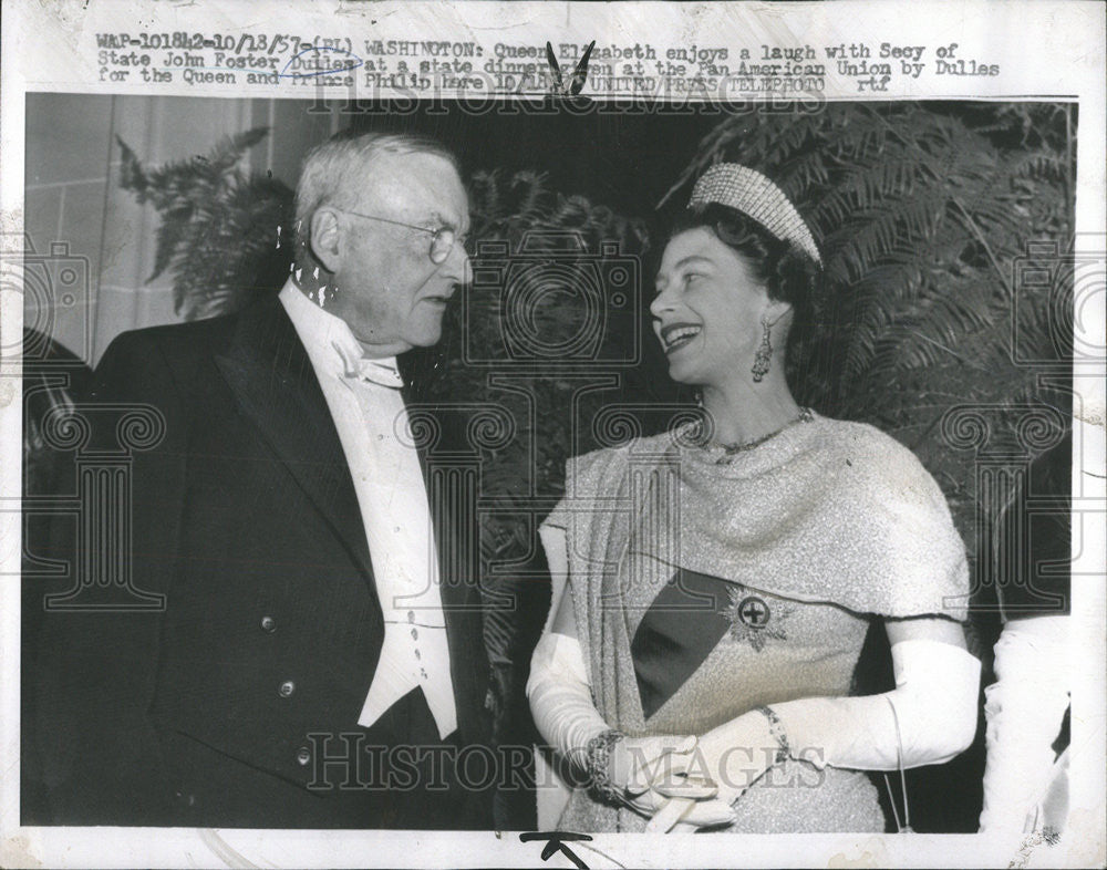 1957 Press Photo Queen Elizabeth Chats with Sec.John Foster at State Dinner - Historic Images