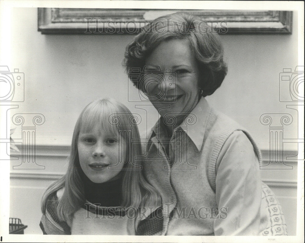 1979 Press Photo Mrs. Jimmy Carter with daughter, Amy, at the White House - Historic Images