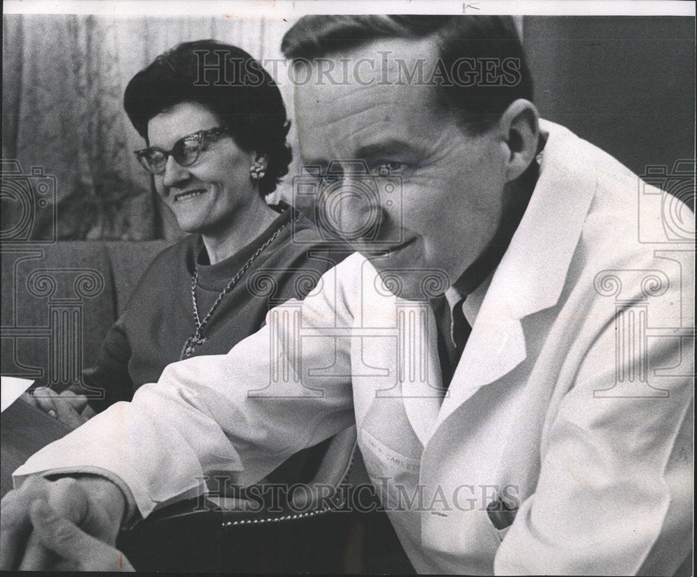 1969 Press Photo Dr. Richard A. Carleton Chicago Heart Transplant Surgeon - Historic Images