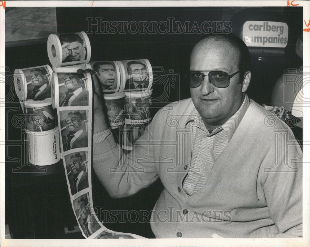 1985 Press Photo Jim Carlberg Keep Busy Rolling Out His New Novelty Item - Historic Images