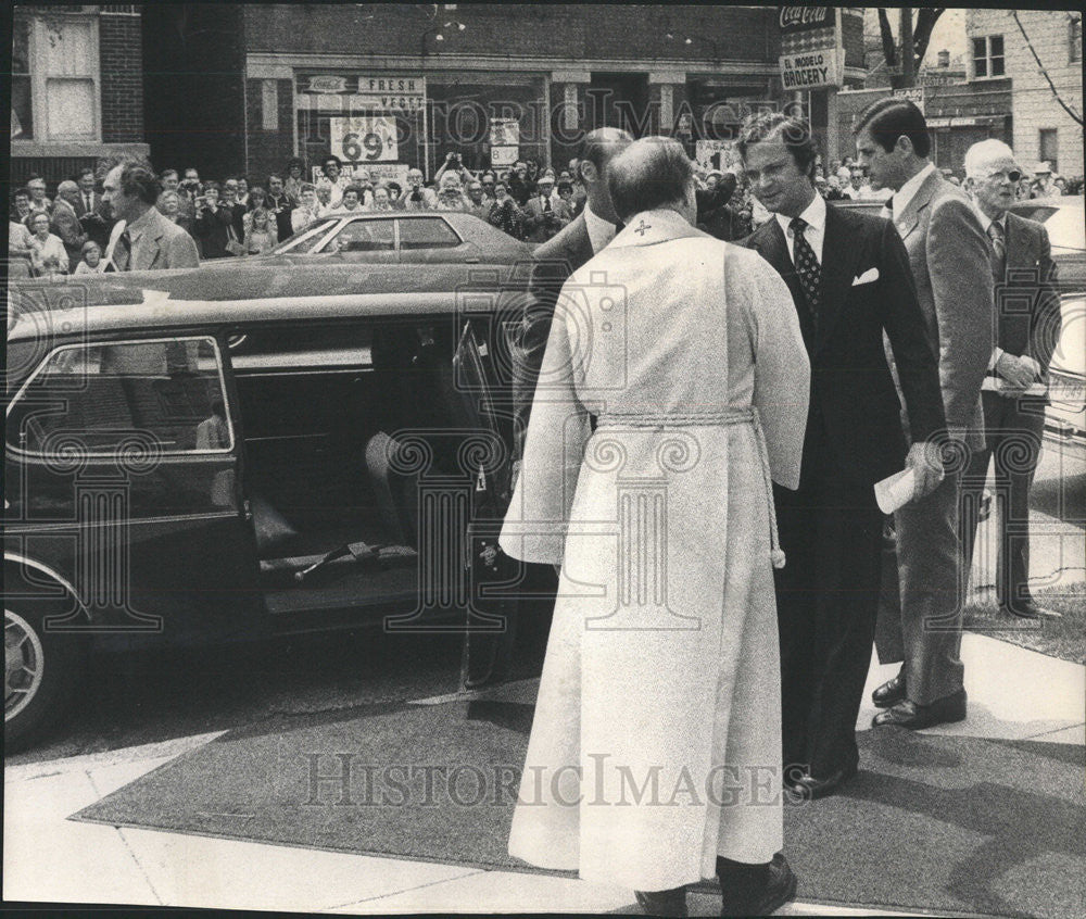 1976 Press Photo King Carl XVI Gustaf Of Sweden Pauses For A Word With Pastor - Historic Images