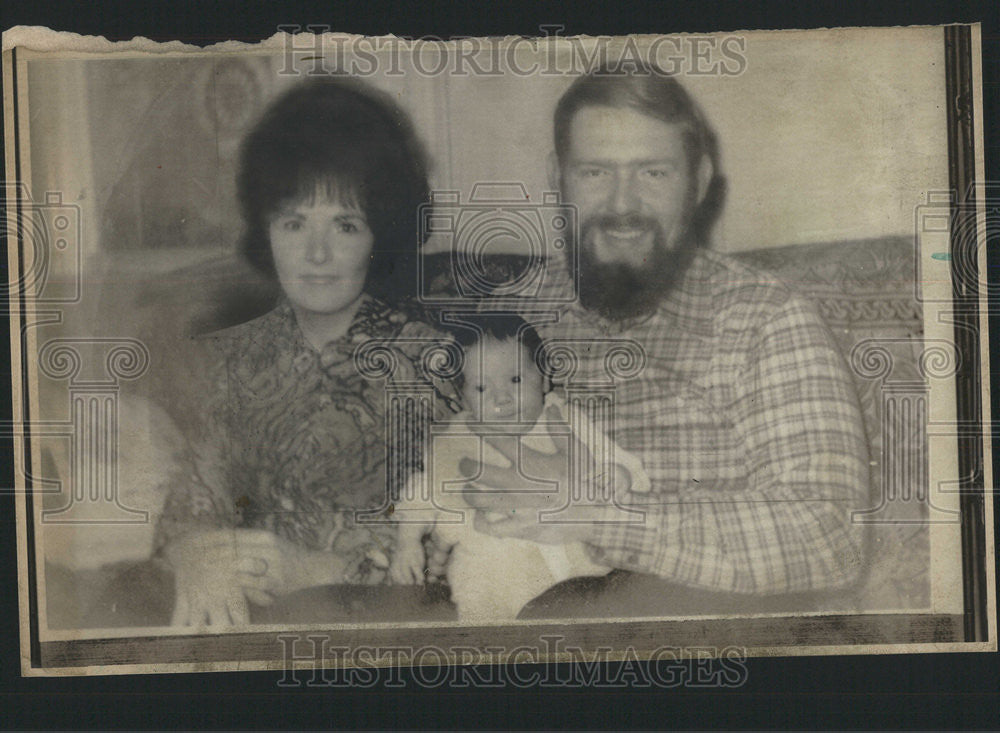 1974 Press Photo U.S. Army Deserter Ronald J. Anderson with Family - Historic Images