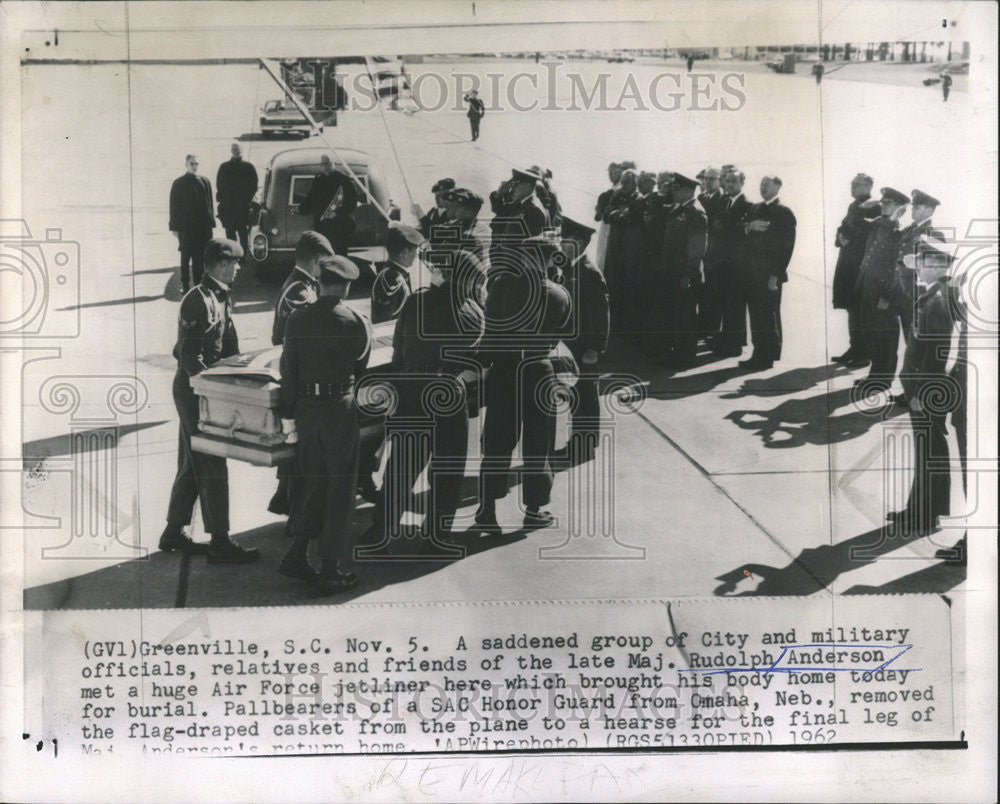 1962 Press Photo Friends Of Anderson Met A Air Jetliner Brought Home For Burial - Historic Images