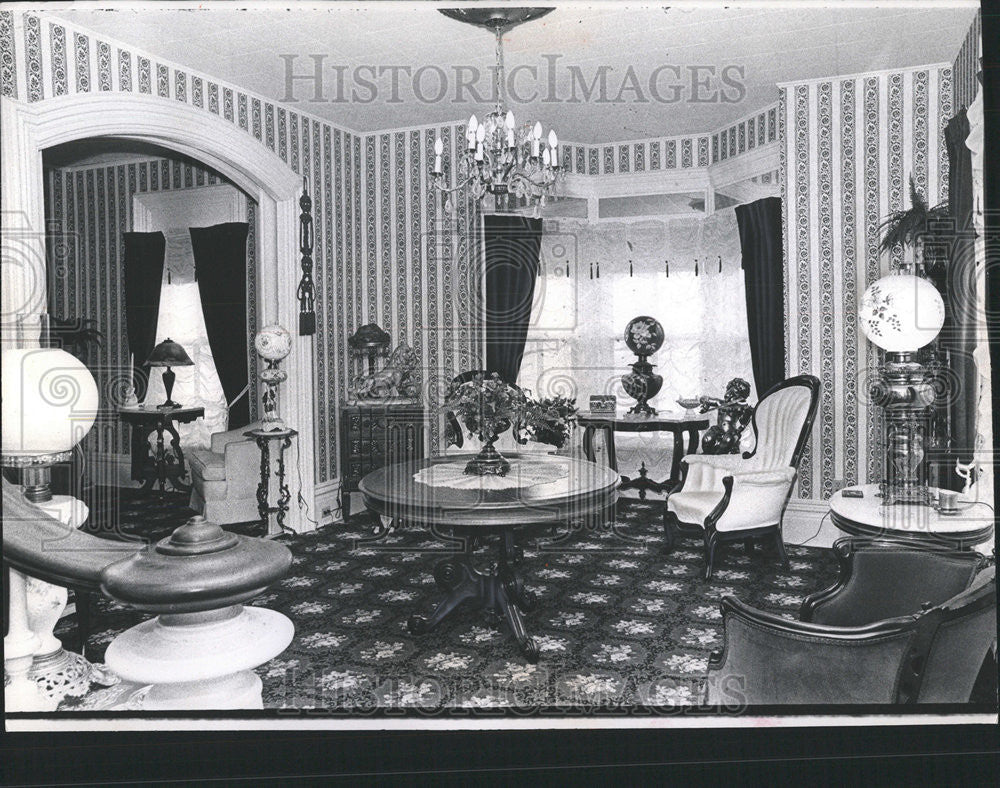 1970 Press Photo RubyRed And White Upholstery Dominates Parlor In Andersons Home - Historic Images
