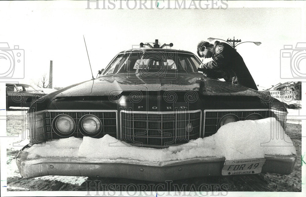 1977 Press Photo Police Investigator Found Wagon At Auto Pond At California - Historic Images