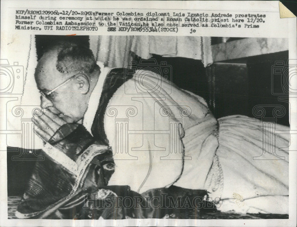 1959 Press Photo Luis Andrade Prostrate Himself  During Ceremony In Rome - Historic Images