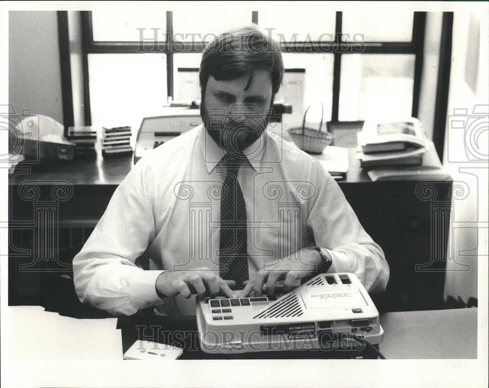 1985 Press Photo David Andrews Blind General Manager Chicagoland Radio Service - Historic Images