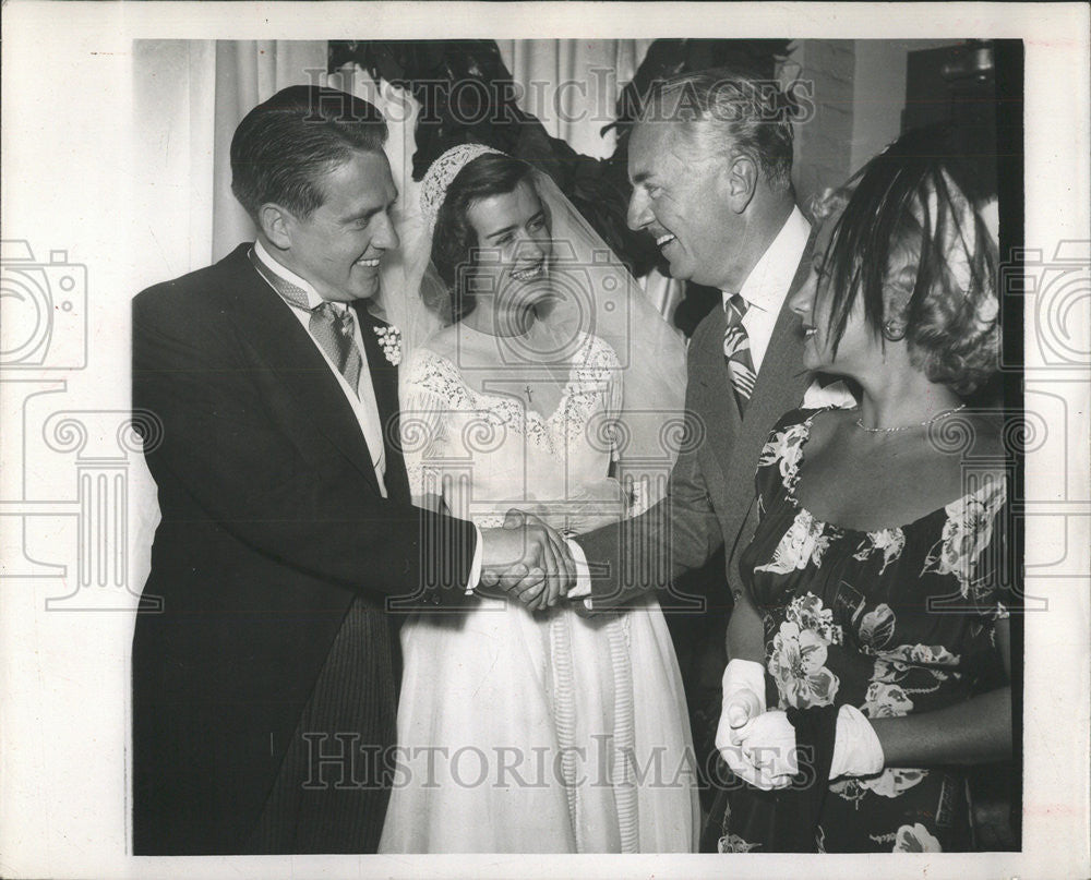 1948 Press Photo Powells Were Among First With Hearty Congrats In Receiving Line - Historic Images