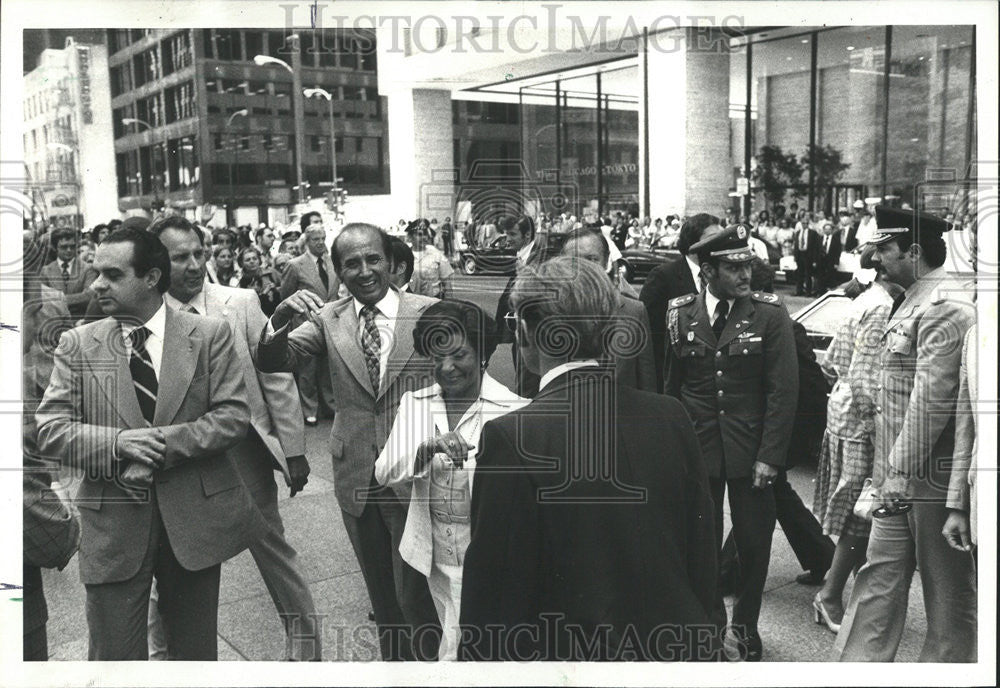 1977 Press Photo Carlos Perez Wife Dona Perez Wave To Crowd At Civiv Center - Historic Images