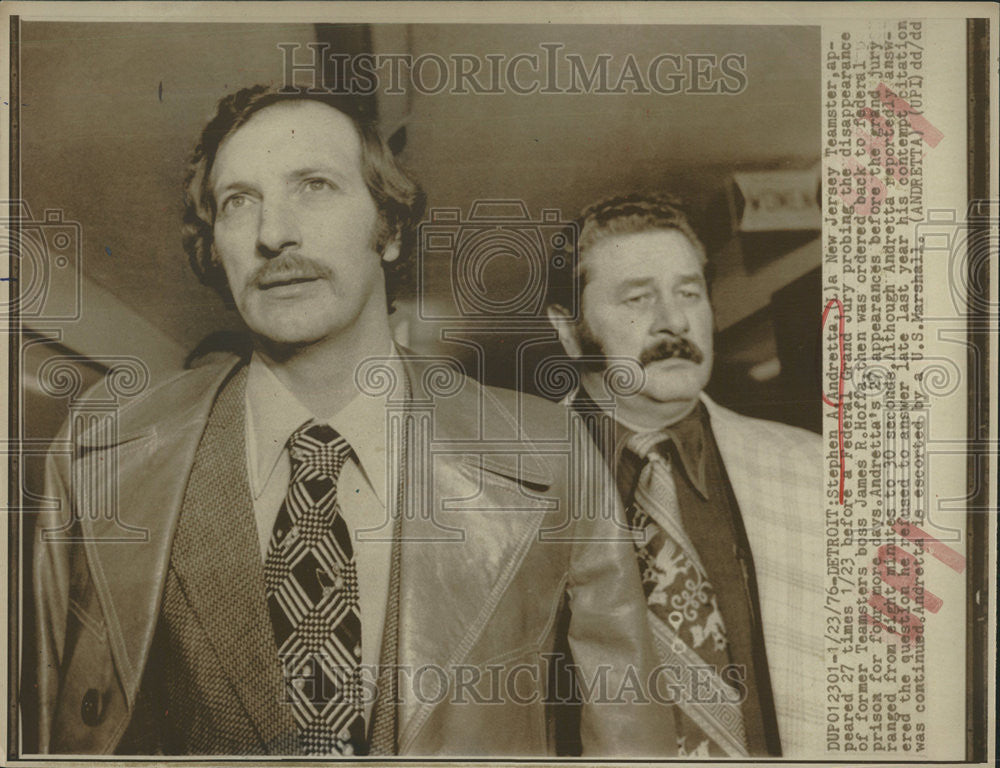 1976 Press Photo Stephen A. Andretta Escorted By A U.S. Marshall - Historic Images