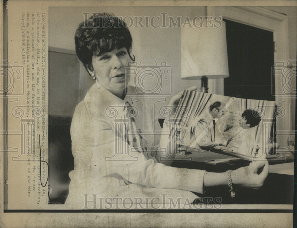 1974 Press Photo Anderson Top Woman In Ford Administration Hold Picture Of Her - Historic Images