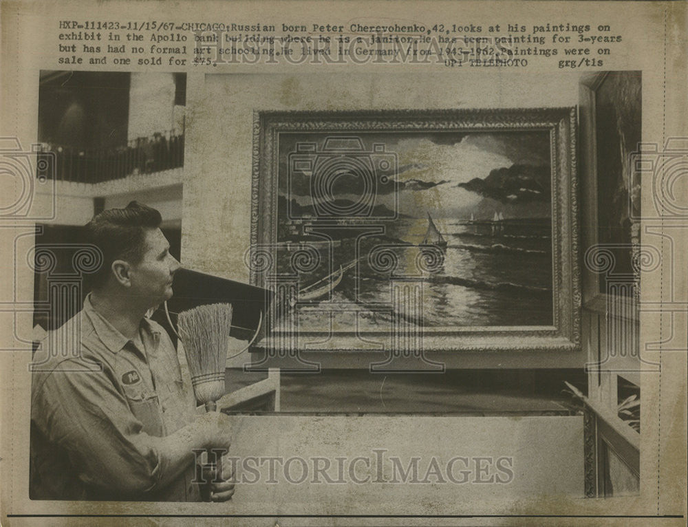 1967 Press Photo Peter Cherevohenko Looks At Painting On Exhibit In Apollo Bank - Historic Images